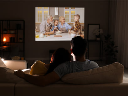 プロジェクターで映画を見る
