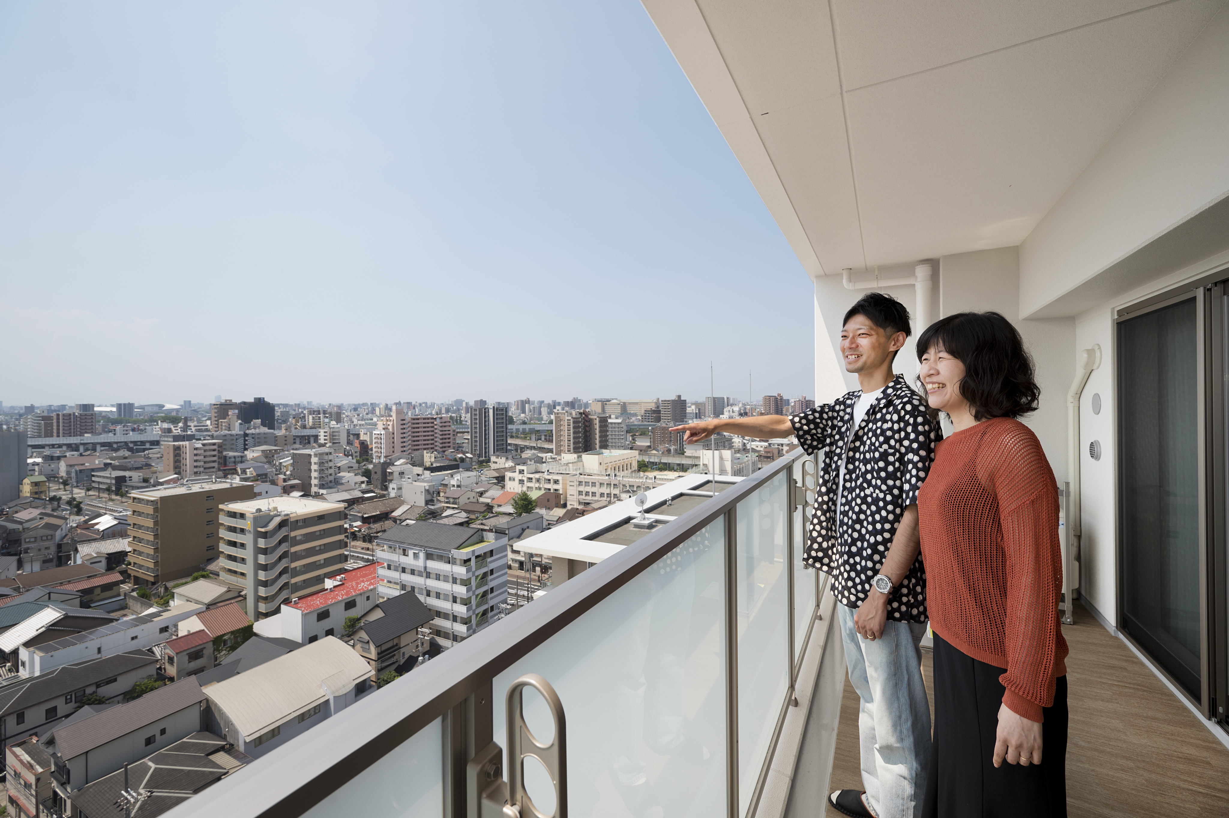 現地周辺は閑静な住宅街。開放的な全邸南向き。バルコニーもゆったり広々※2