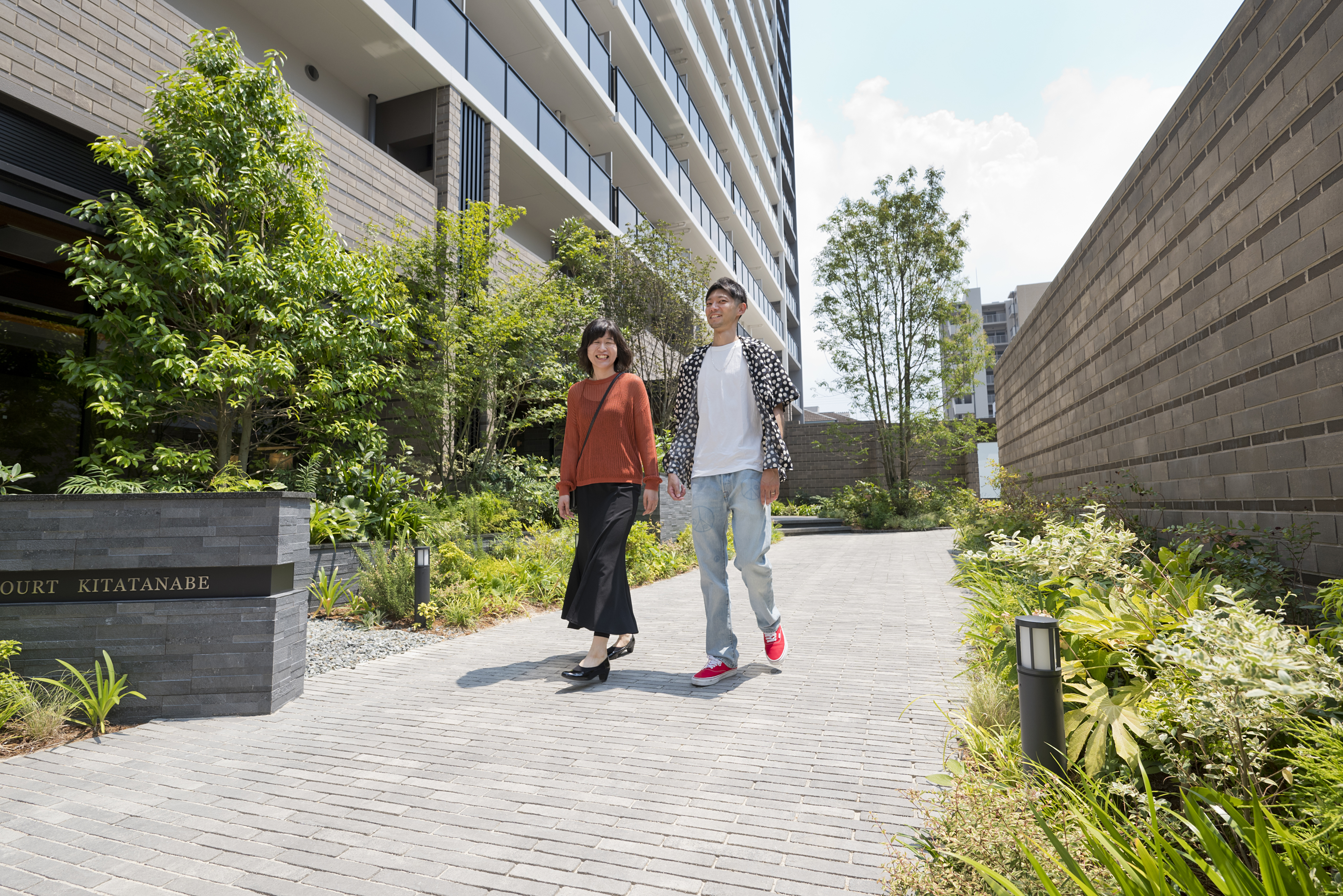 現地は大通りから奥に入った交通量の少ない道路に面し､緑豊かな植栽に心が癒されます