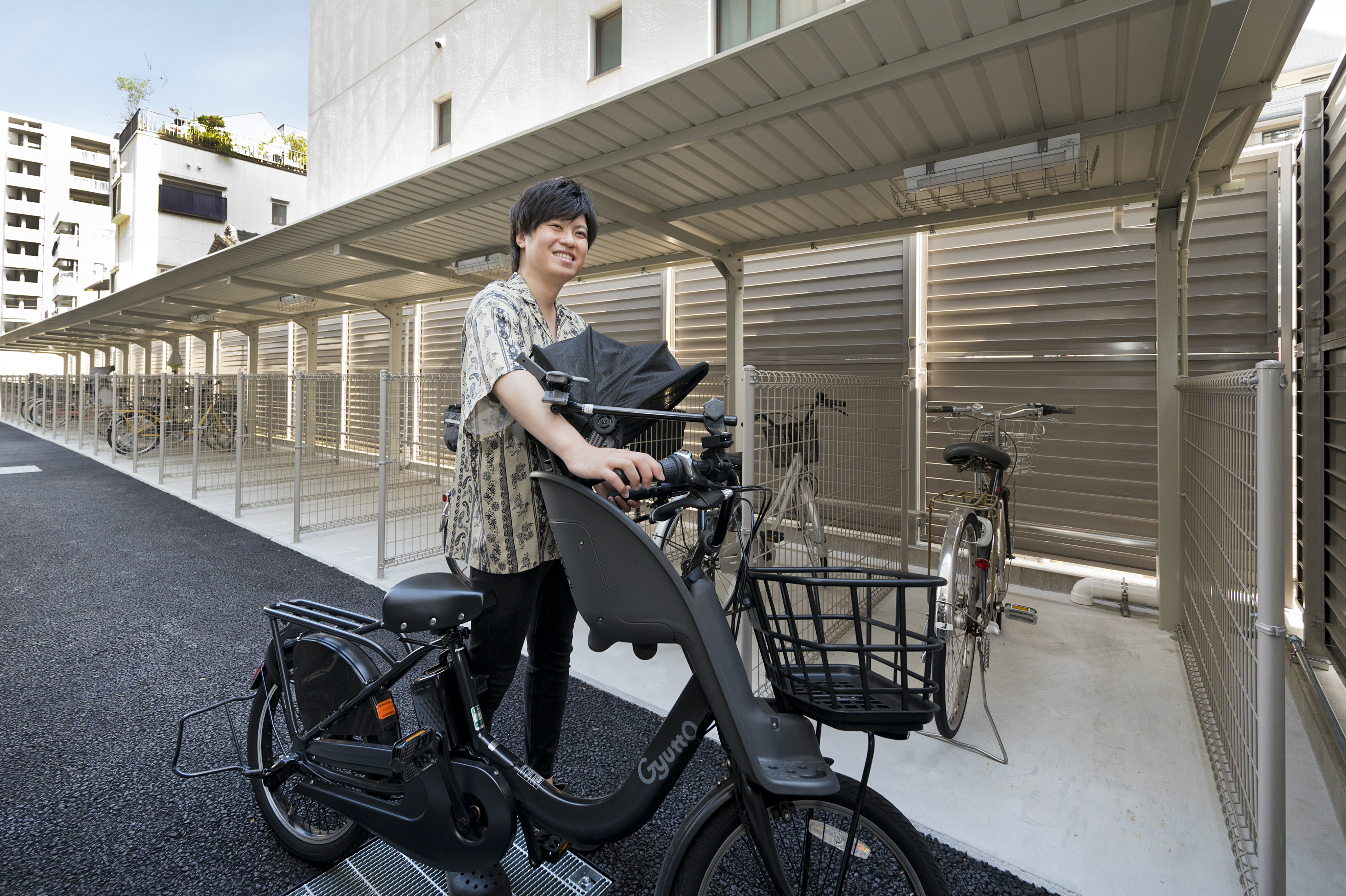 子供乗せが付いた自転車もゆったりと駐輪できる平面式のサイクルポートを全邸分確保