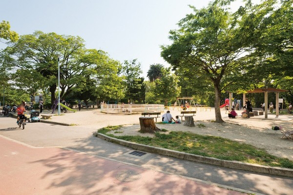 池の畔をぐるっと一周できる桃ヶ池公園(徒歩9分)｡自転車の練習をしたり楽しい遊具も
