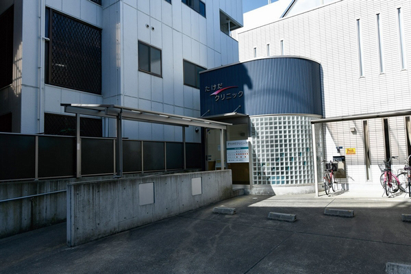 小児科(徒歩4分)や産婦人科(徒歩6分)など様々な病院が身近にあるので、もしもの時も安心