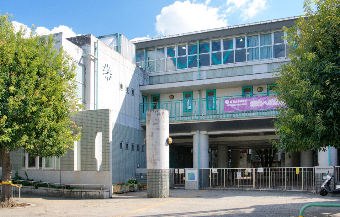 ⼋幡⼭⼩学校 ［通学区］（徒歩5分/約330m）